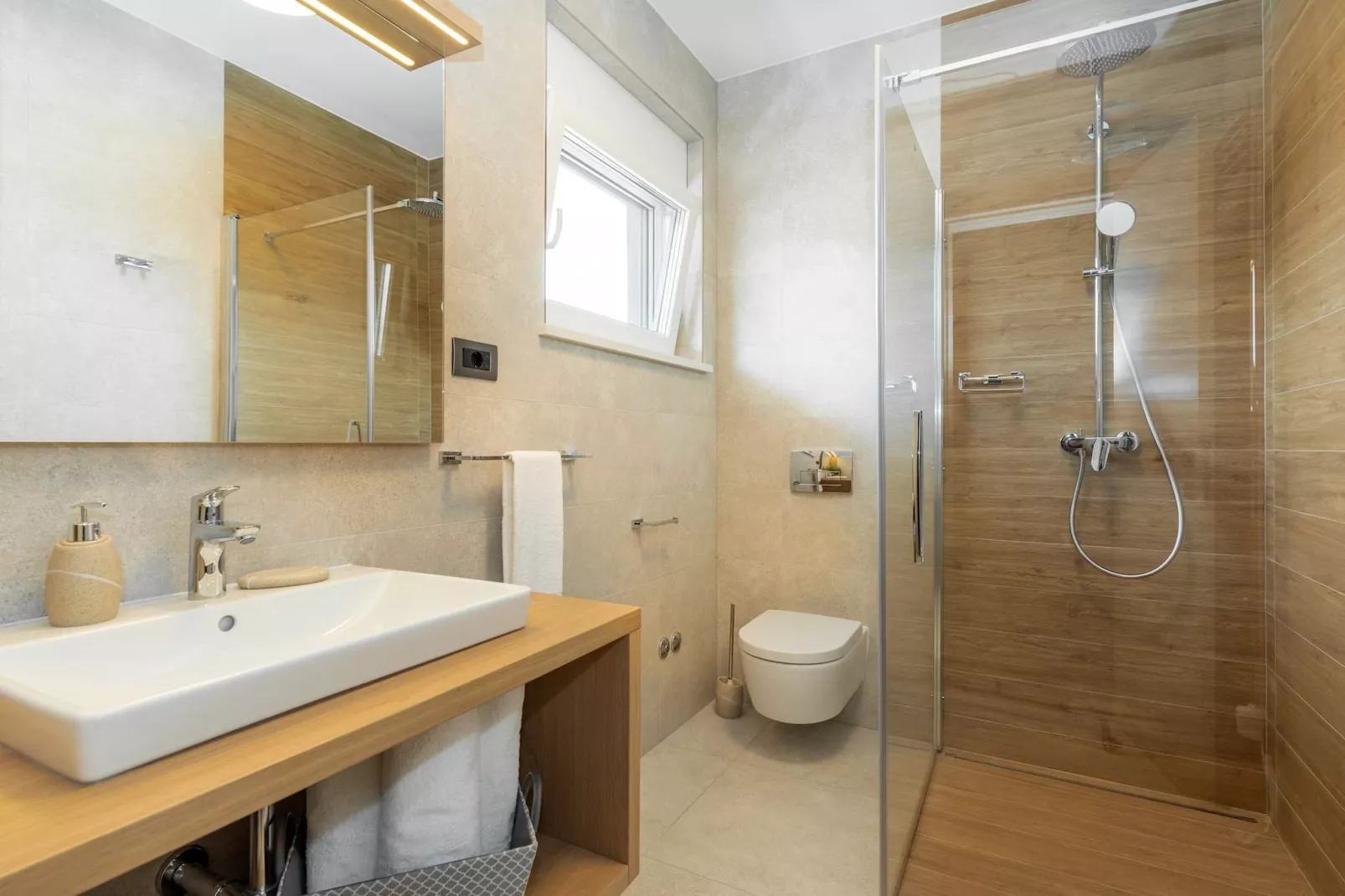 Luxurious Villa Laurea-Bathroom