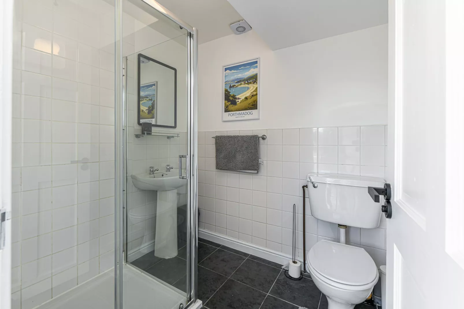 The Moelwyn-Bathroom