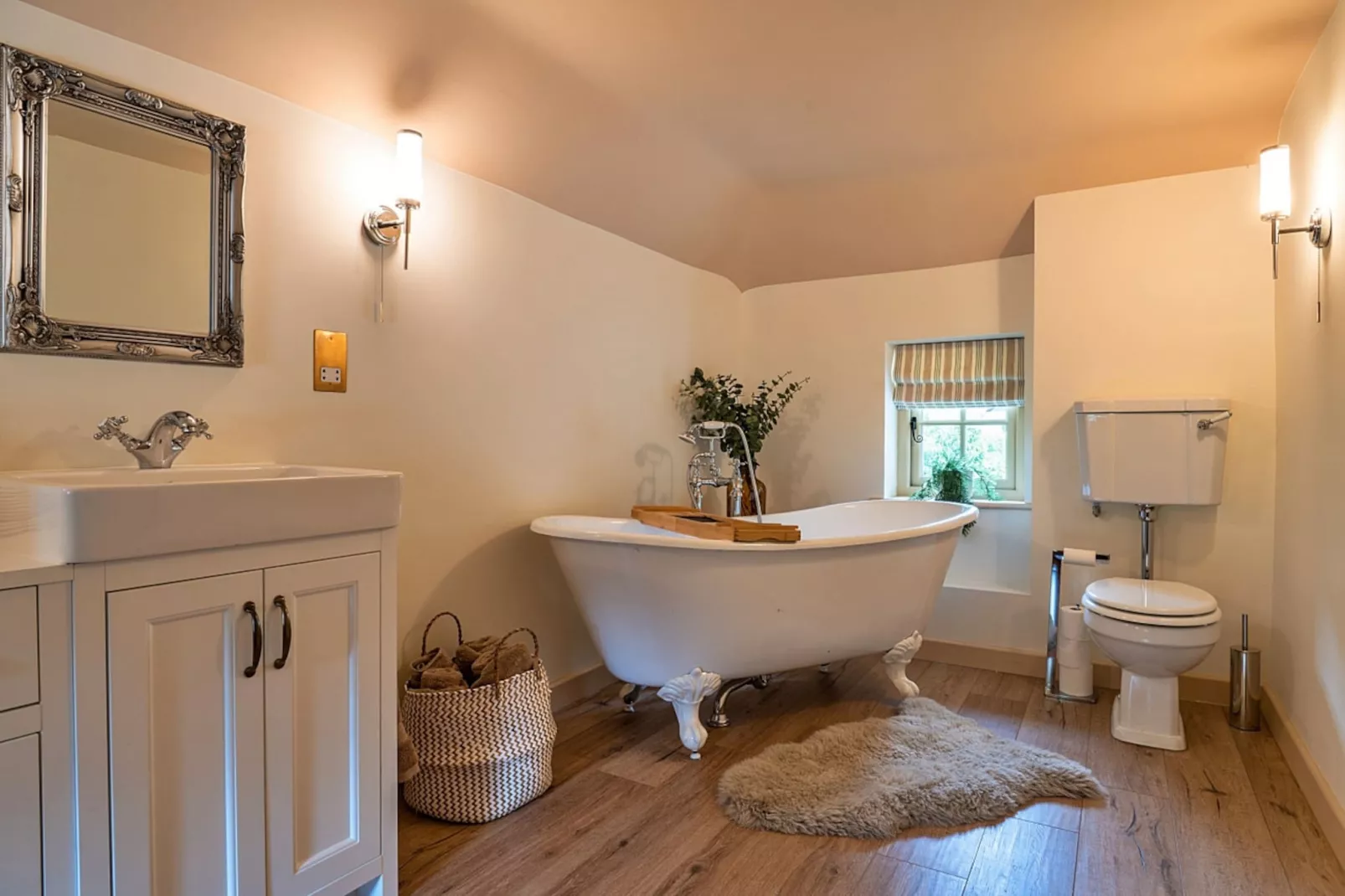 The Thatch at Winterborne Houghton-Bathroom