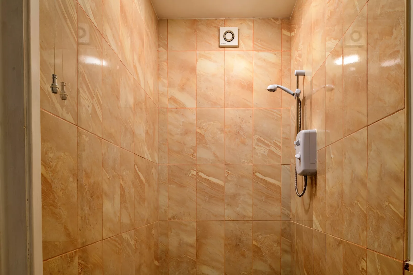 Bodlawen Holiday House - Edge of Snowdonia-Bathroom