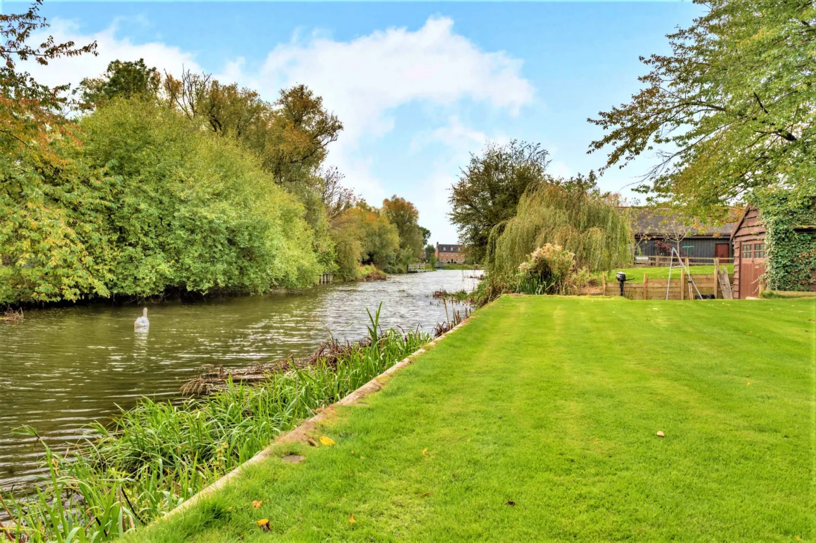Islip Mill House - Beautiful Riverside Home-Outdoor