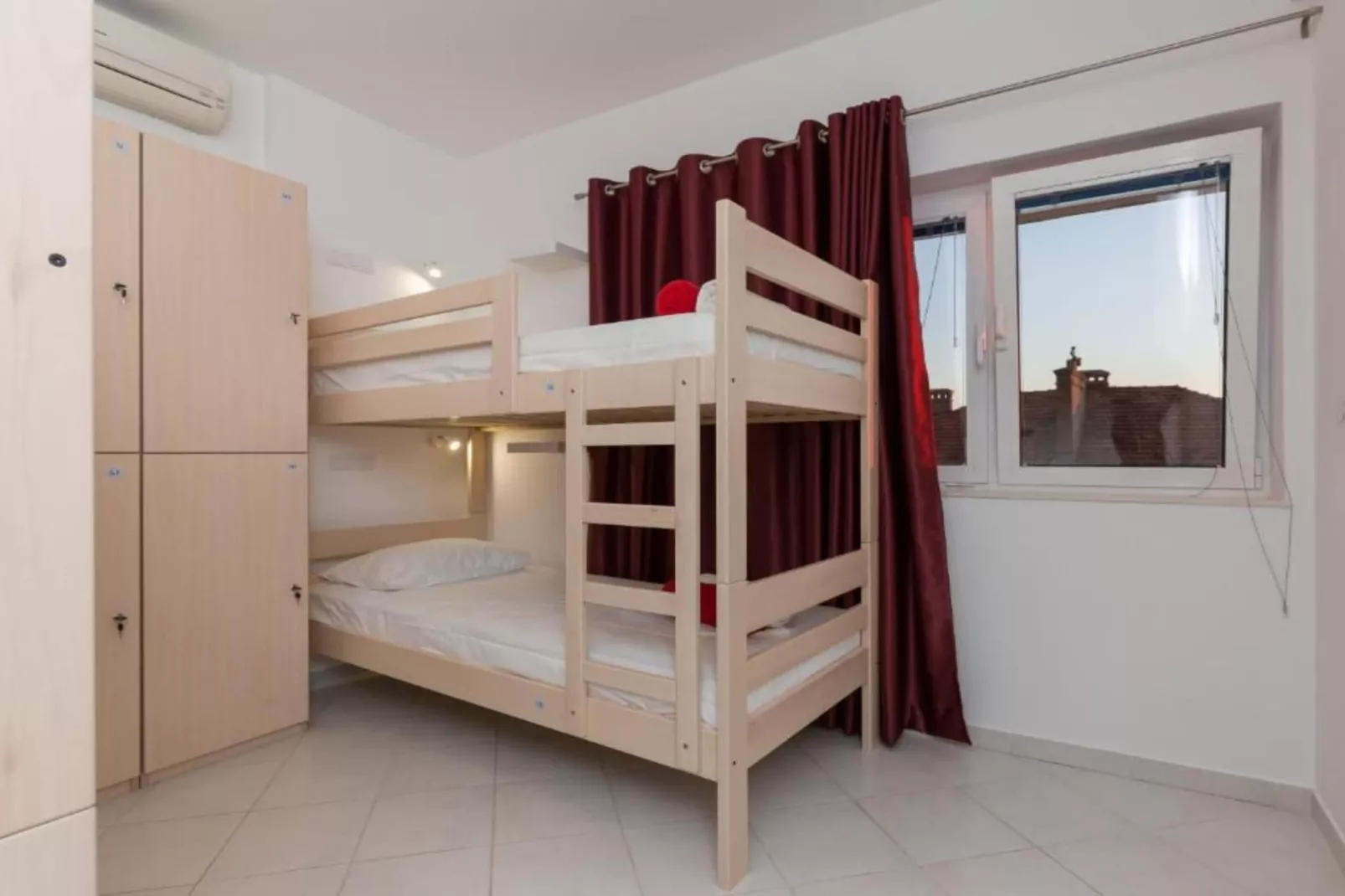 Hostel Free Bird  - Bed in Seven Bed Mixed Dormitory Room 1 (H)-Schlafzimmer