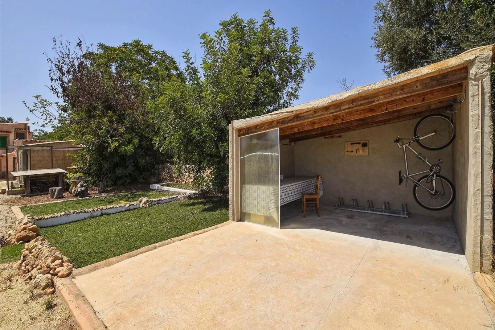 Caseta-Gardens summer
