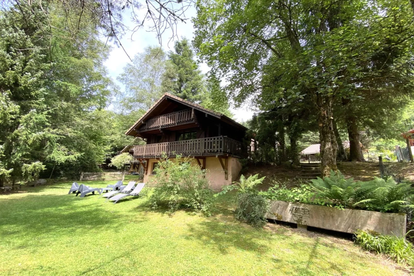 LE GRIZZLY Chalet en bois au calme-Außenbereich