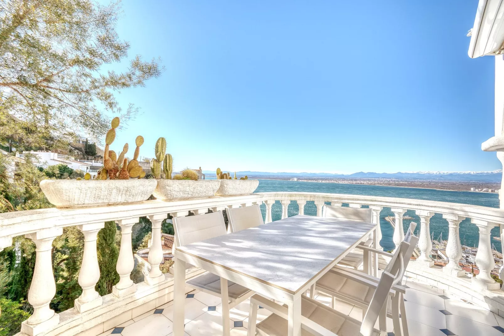 VILLA LOU-Balcon-terrasse