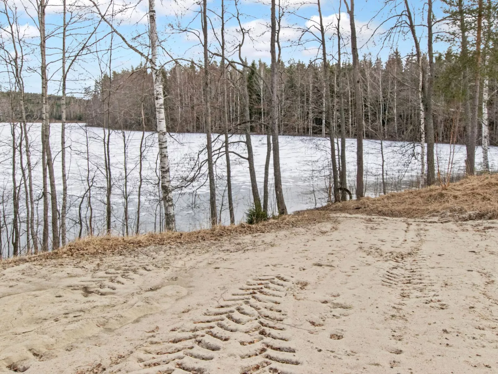 Kaislajärven huvila-Draußen