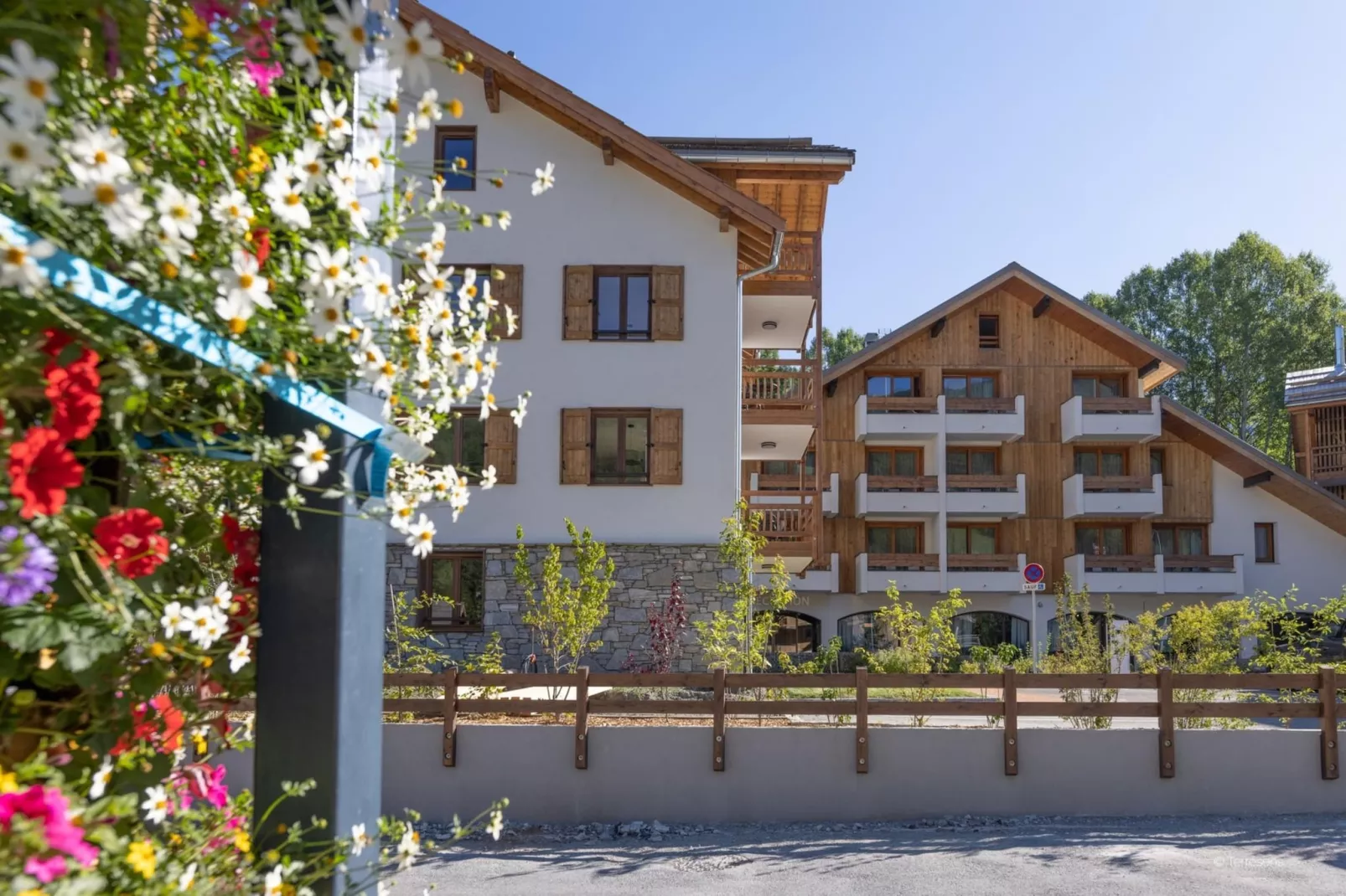 Le Cristal Lodge-RD2S-Areas summer 1km