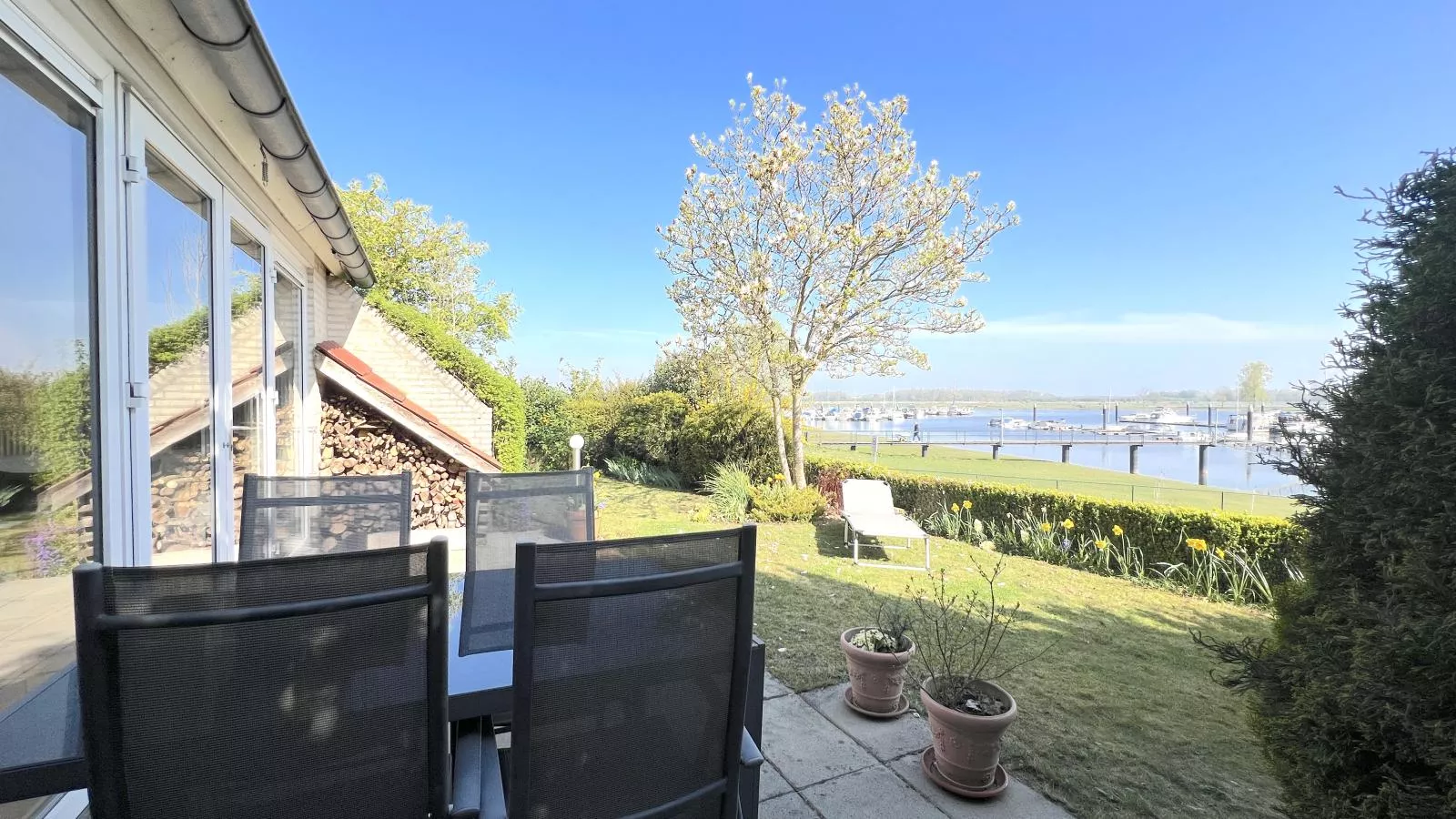 Aan de oever-Terrace balcony