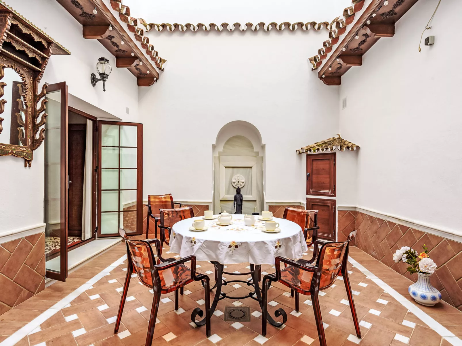El patio de Lazaro-Draußen