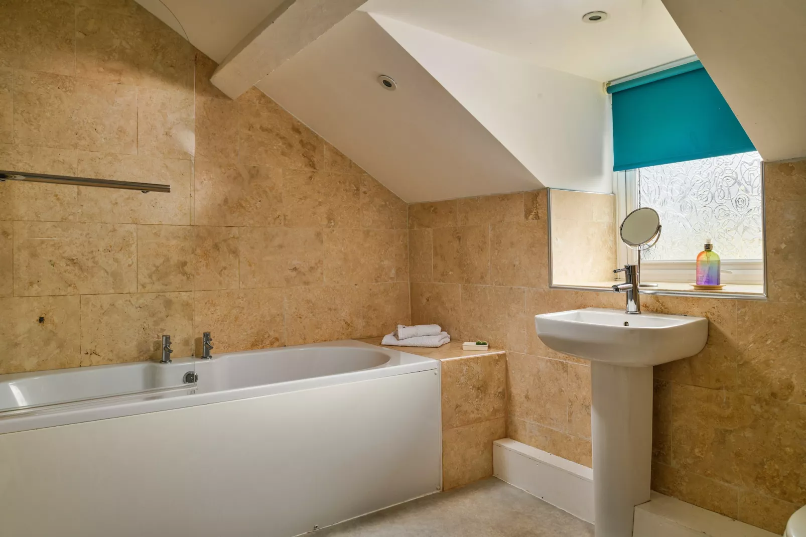 Bodlawen Holiday House - Edge of Snowdonia-Bathroom