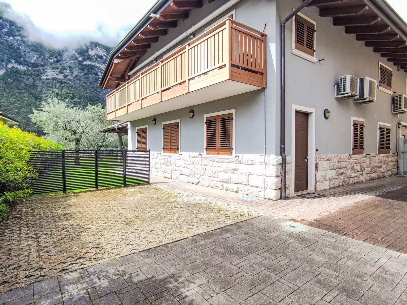 Calicantus - Nespolo-Outside