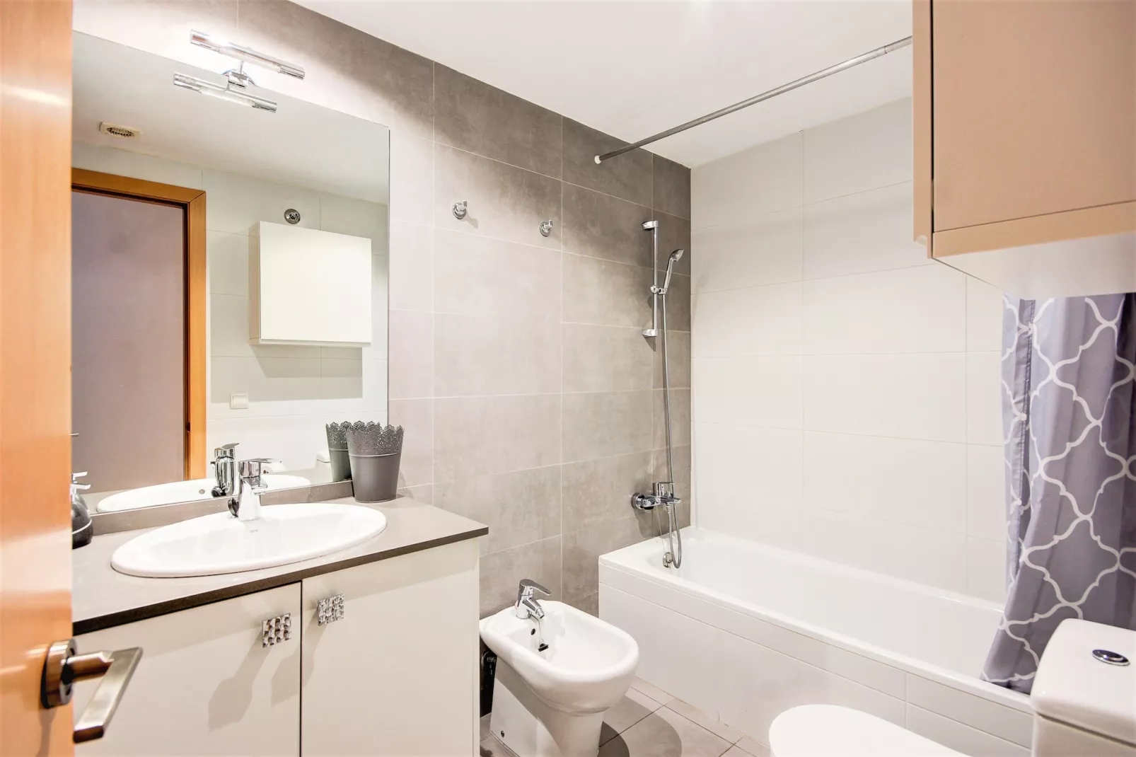 EUGENI D'ORS 3 1 Roses-Bathroom