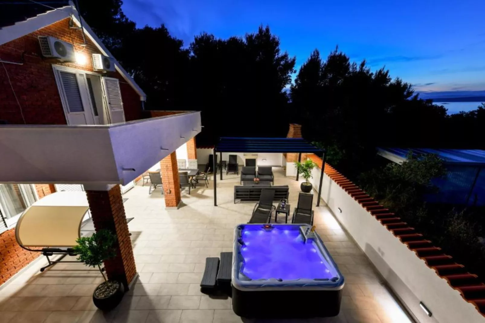 Four Bedroom Villa With Hot Tub-Vue