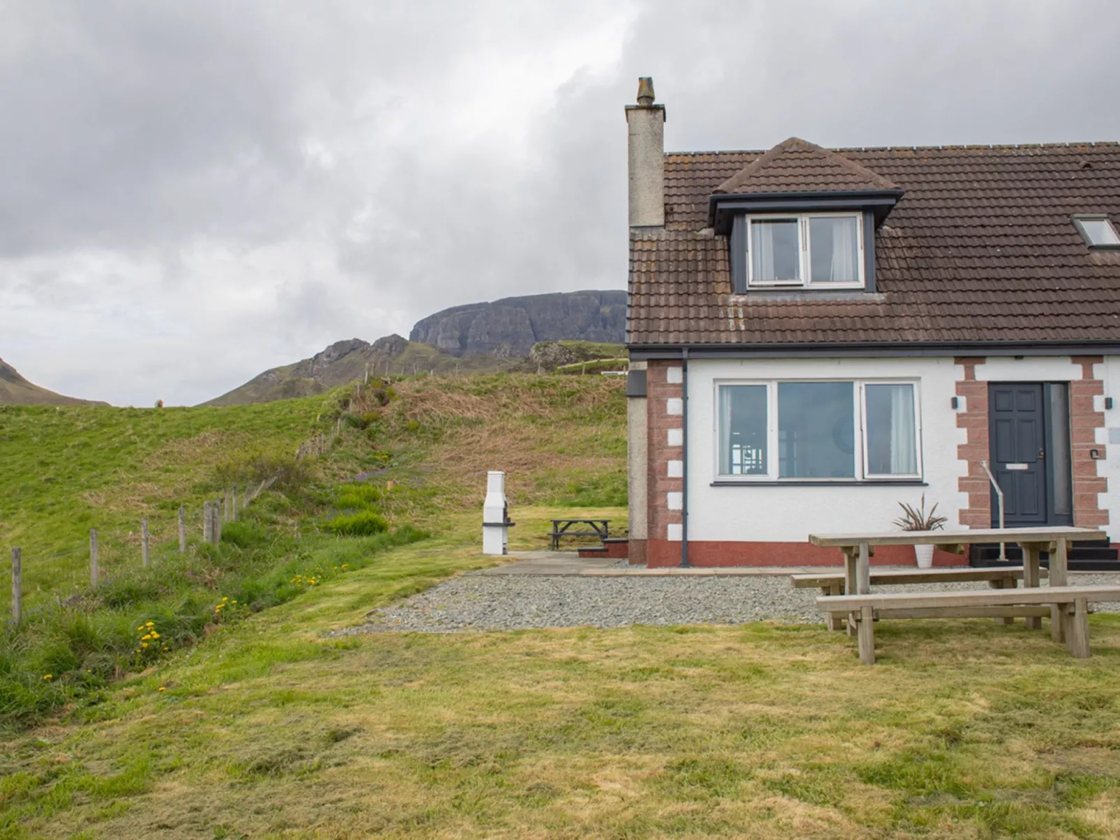 Quiraing Cottage-Outside
