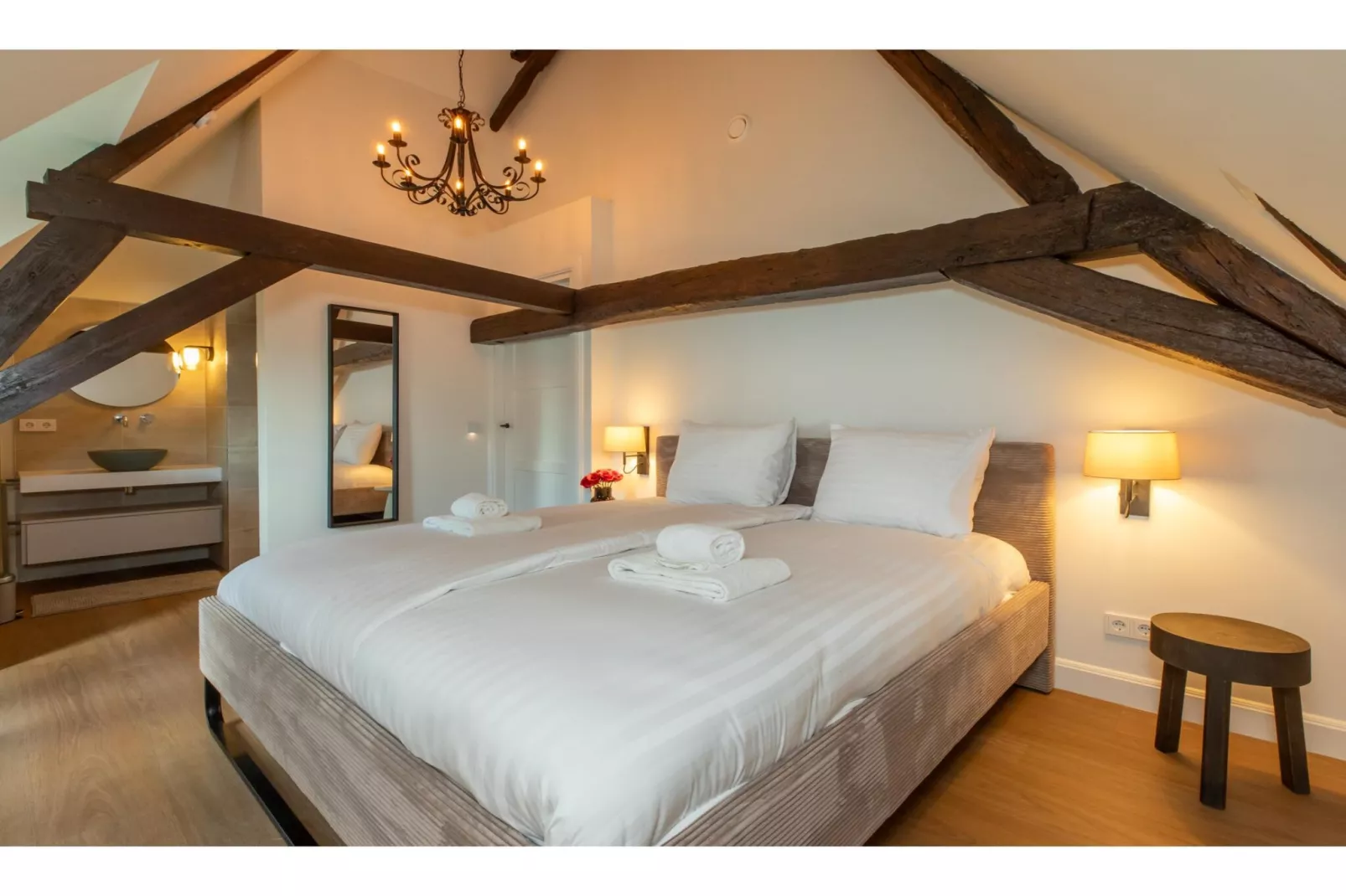 Vakantiehuis 'Boerderij Molenhof' - Stationsweg 5  Heinkenszand-Bedroom