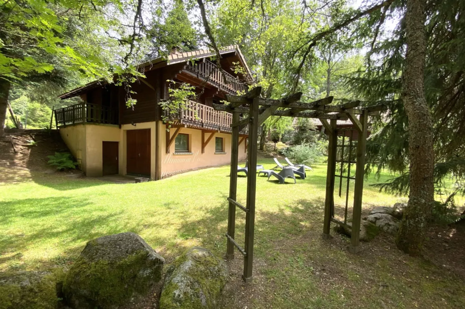 LE GRIZZLY Chalet en bois au calme-Außenbereich