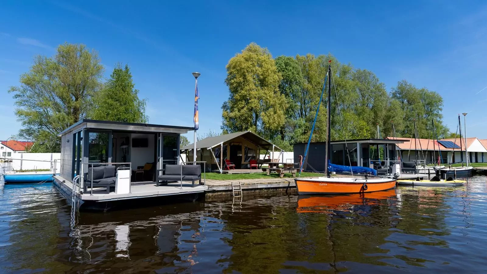 Floating in Heeg-Exterior summer