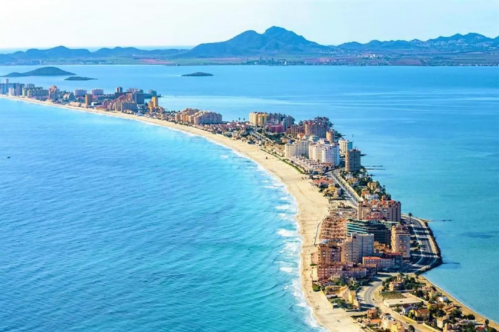 Apartamento con piscina frente al mar en La Manga del Mar Menor-Ambiance