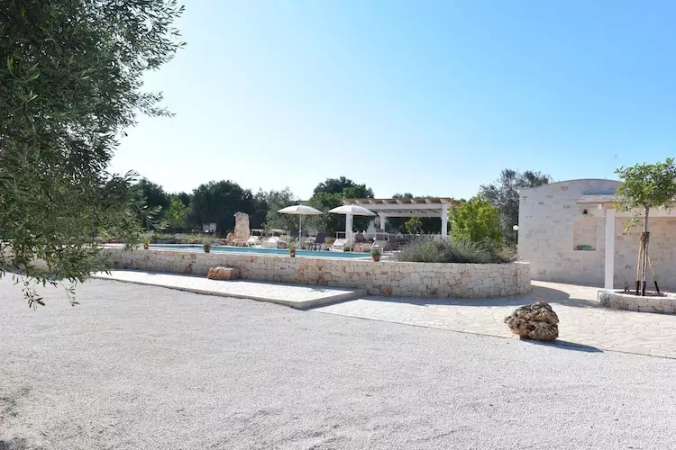 Villa Trulli dell'amore mit beheiztem Pool in Ostuni-Gardens summer