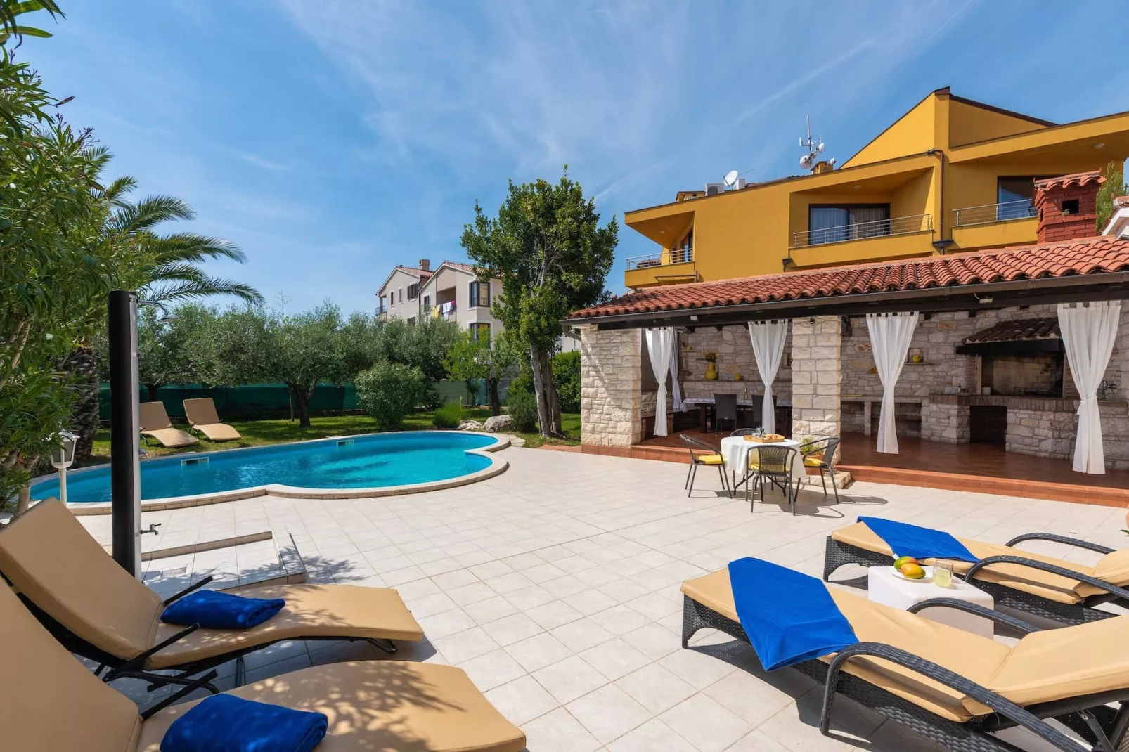 Villa Beauty with Private Pool-Gardens summer