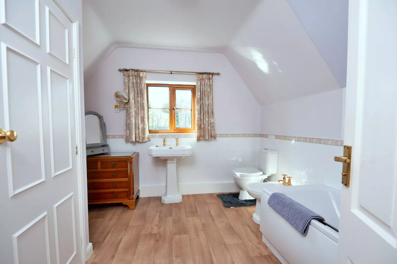 Cwmfron House-Bathroom
