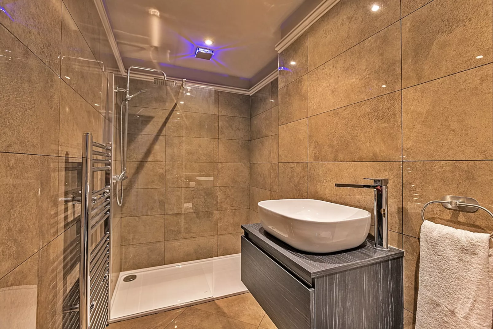 Ttich Manor Retreat-Bathroom