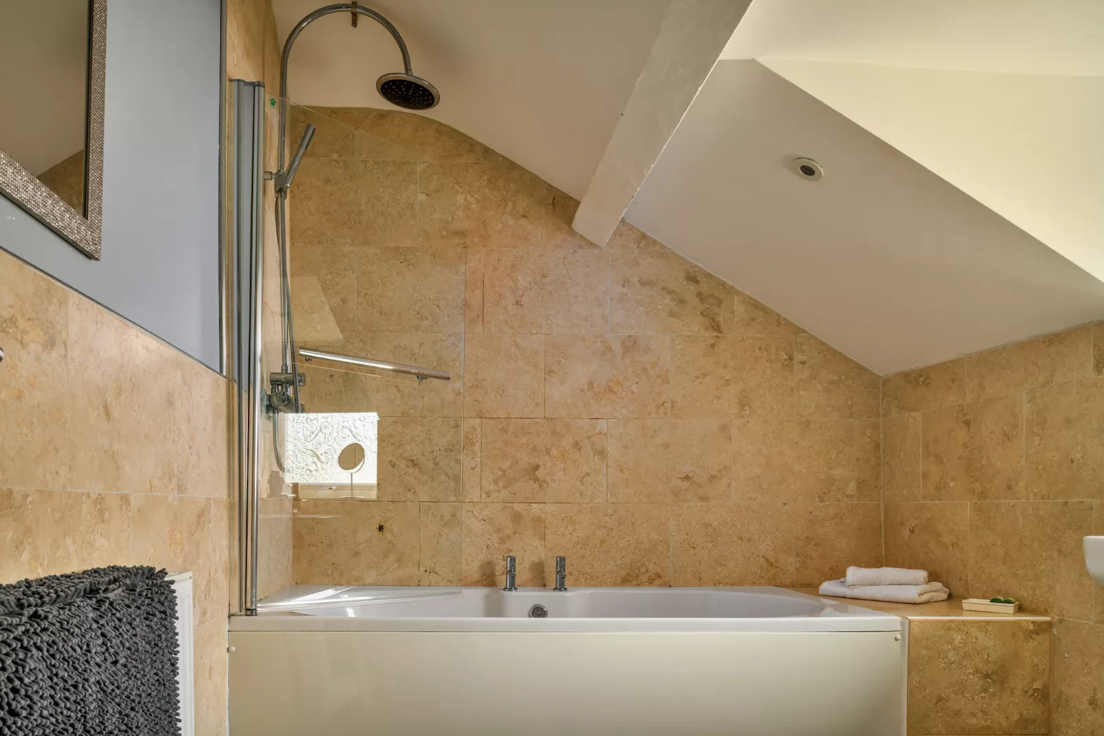 Bodlawen Holiday House - Edge of Snowdonia-Bathroom