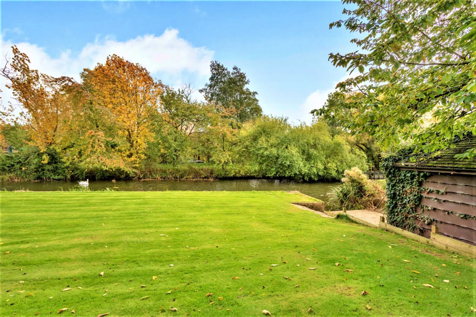 Islip Mill House - Beautiful Riverside Home-Outdoor