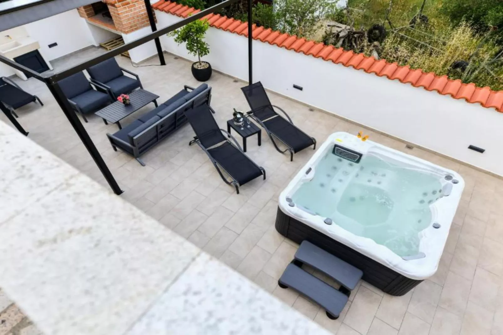 Four Bedroom Villa With Hot Tub-Vue