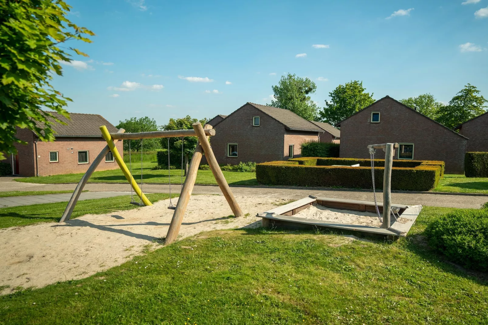 Vakantiepark Reevallis 1-Gardens summer