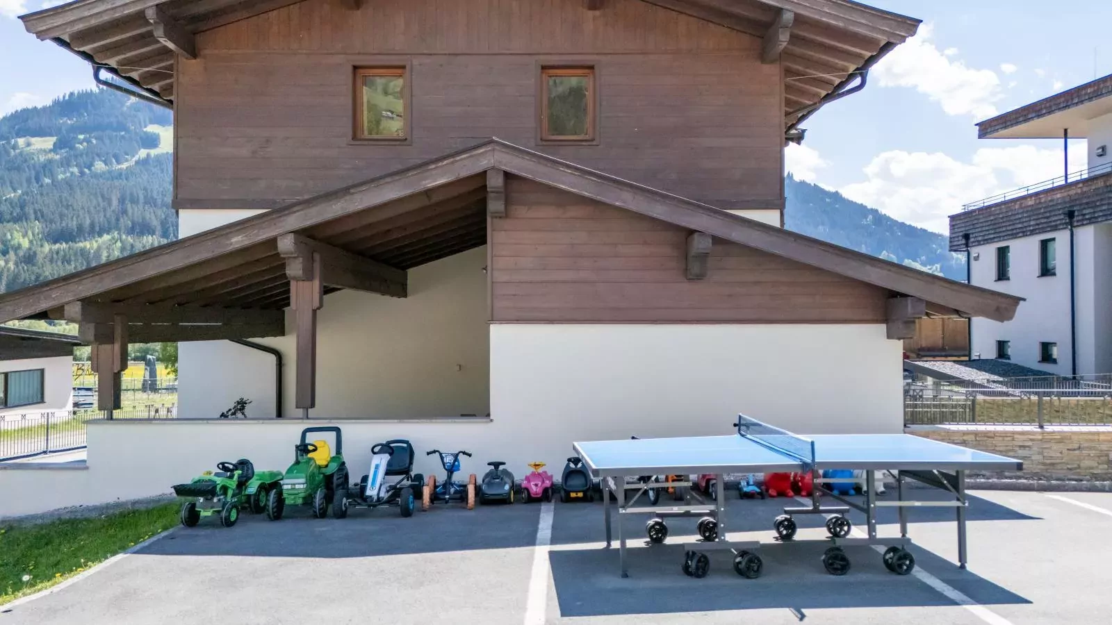 Next To The Ski Lift A 3 und A 4-Installations