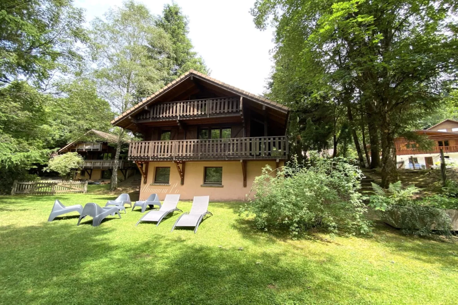 LE GRIZZLY Chalet en bois au calme-Außenbereich