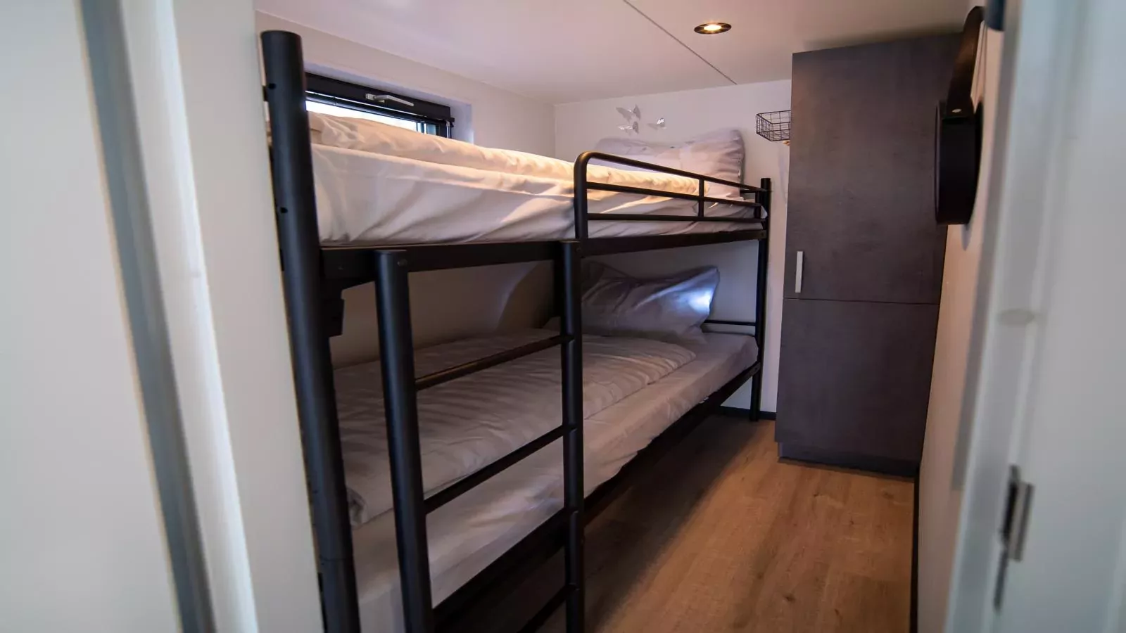 Floating in Heeg-Bedroom
