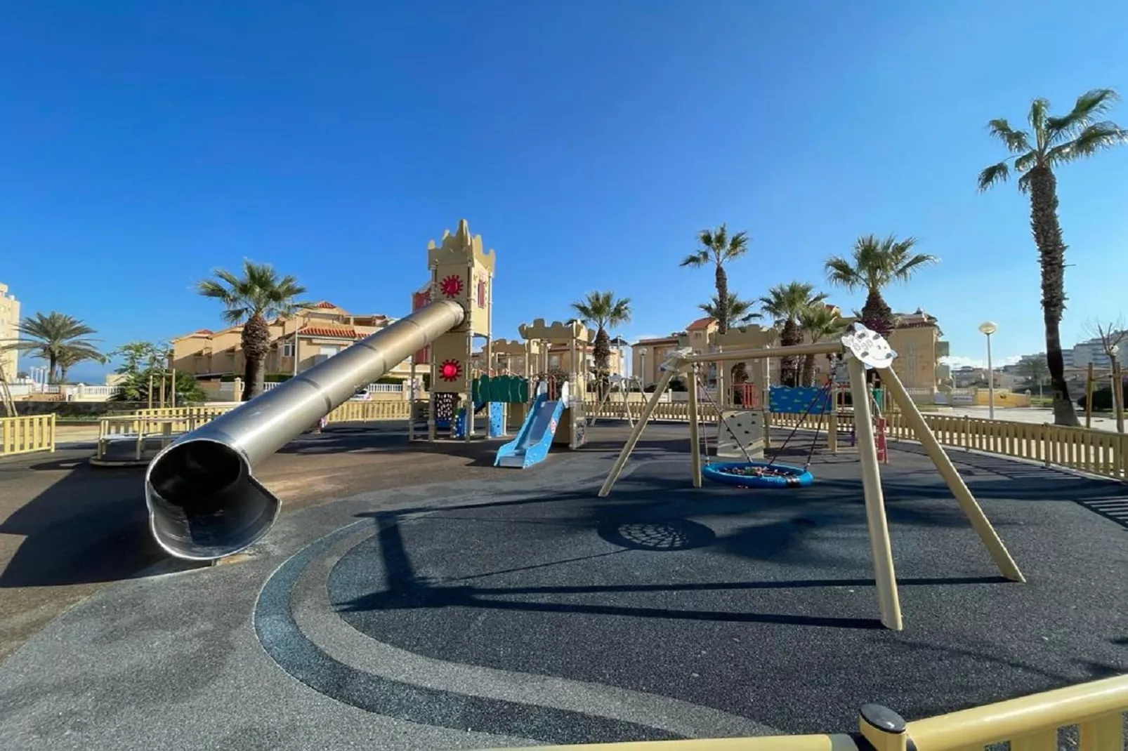 Apartamento con piscina frente al mar en La Manga del Mar Menor-Ambiance