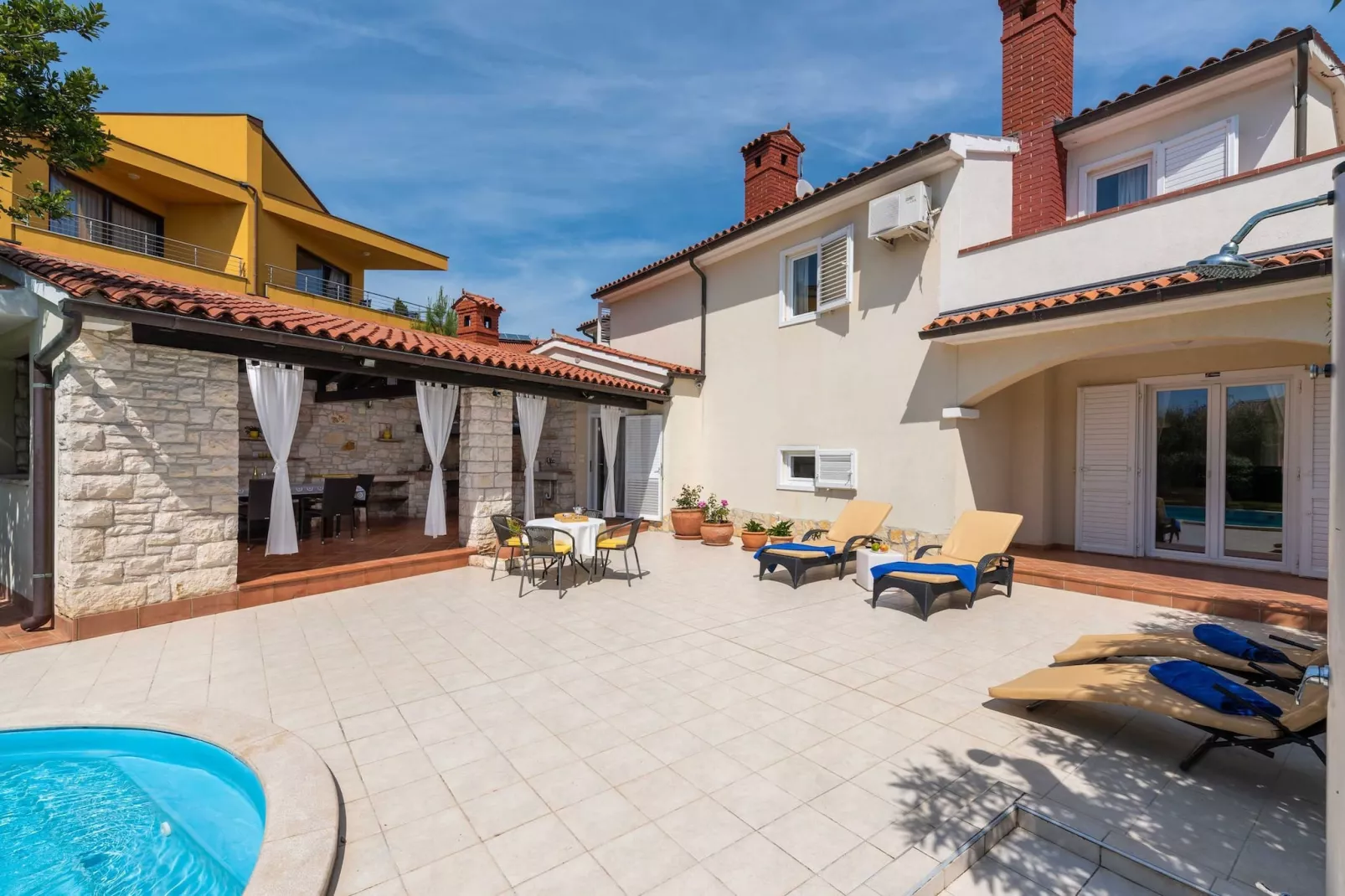 Villa Beauty with Private Pool-Gardens summer