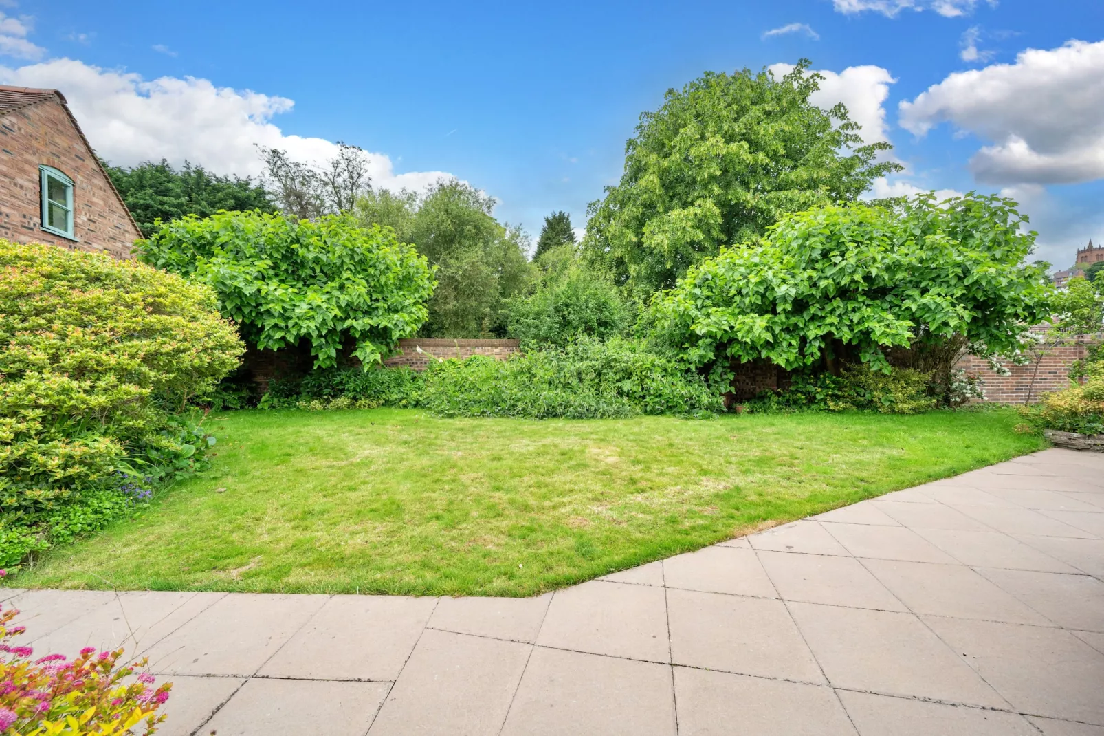 Barn Cottage-Gardens summer