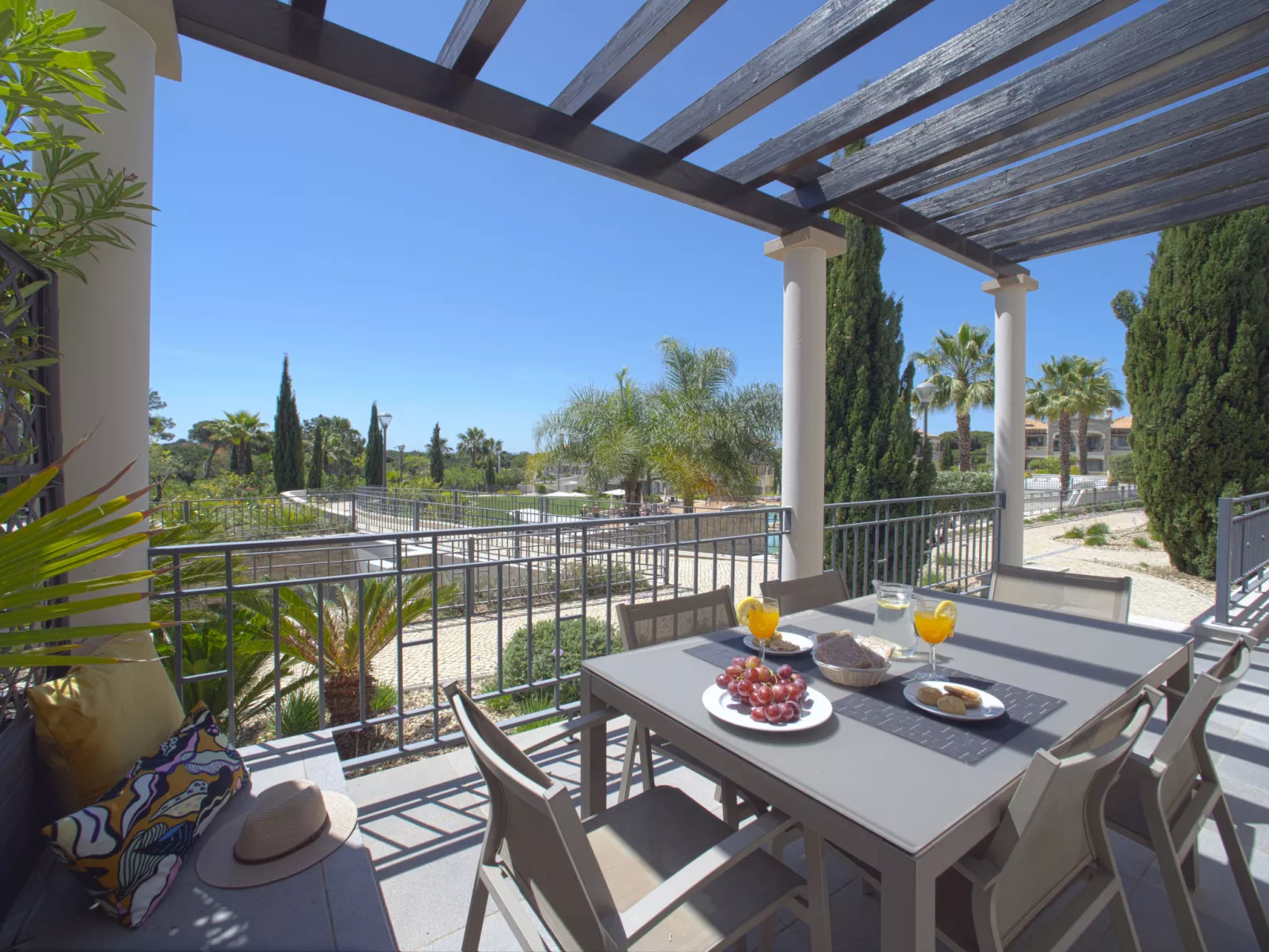 Pine Hills Turquesa-Outside