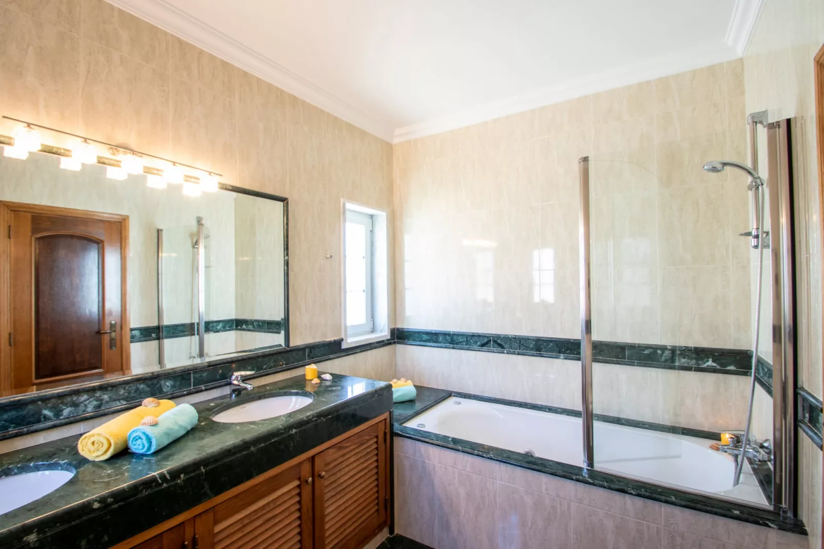 Villa Casa Castelo-Bathroom