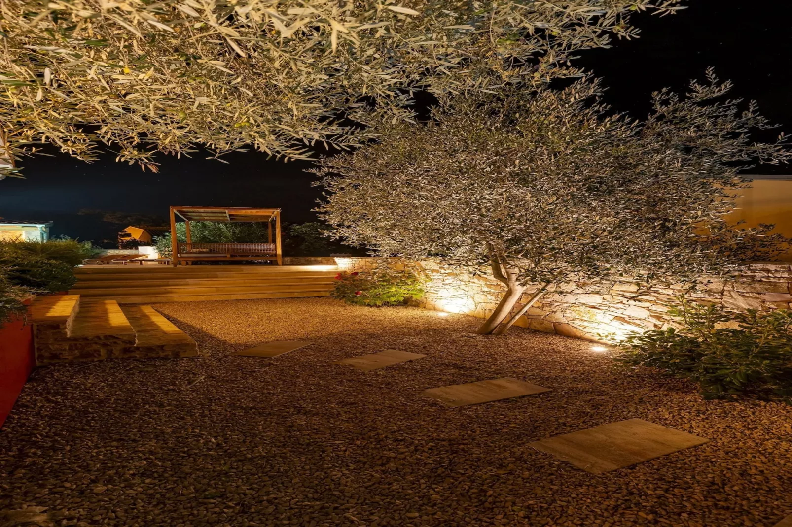 Red House Trget - Your Private Wellness-Gärten Sommer