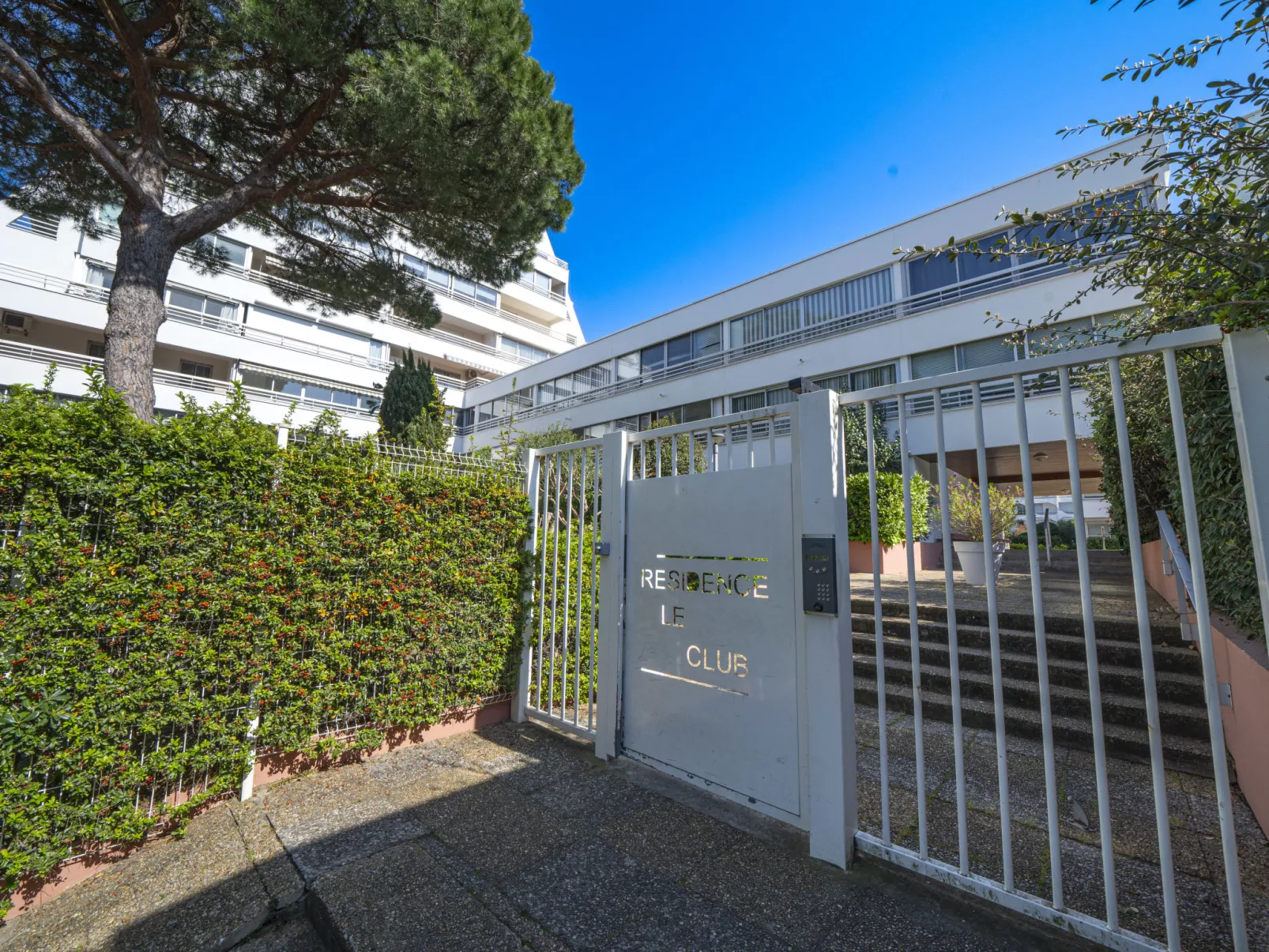 Le Club-Outside