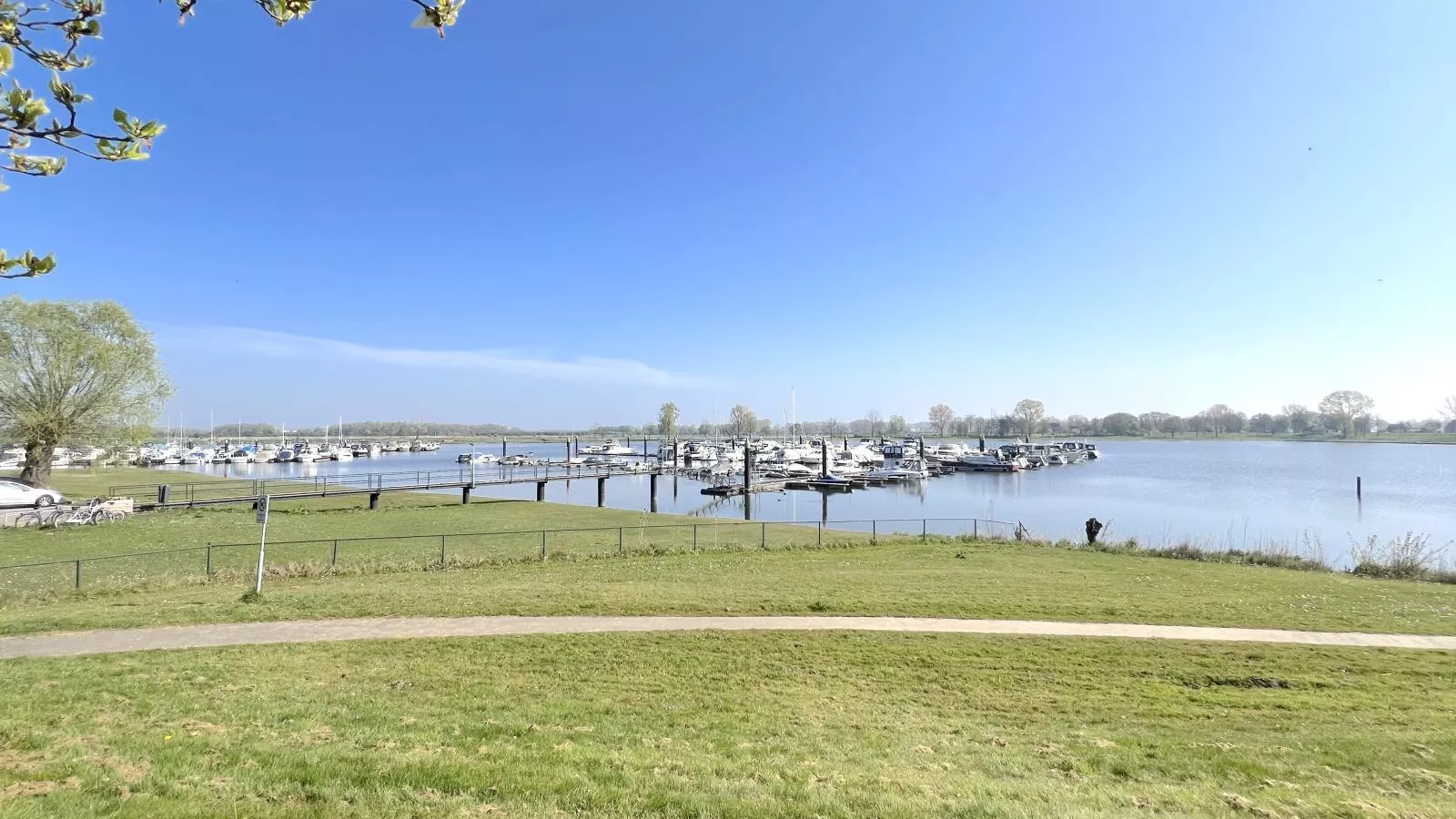 Aan de oever-View summer