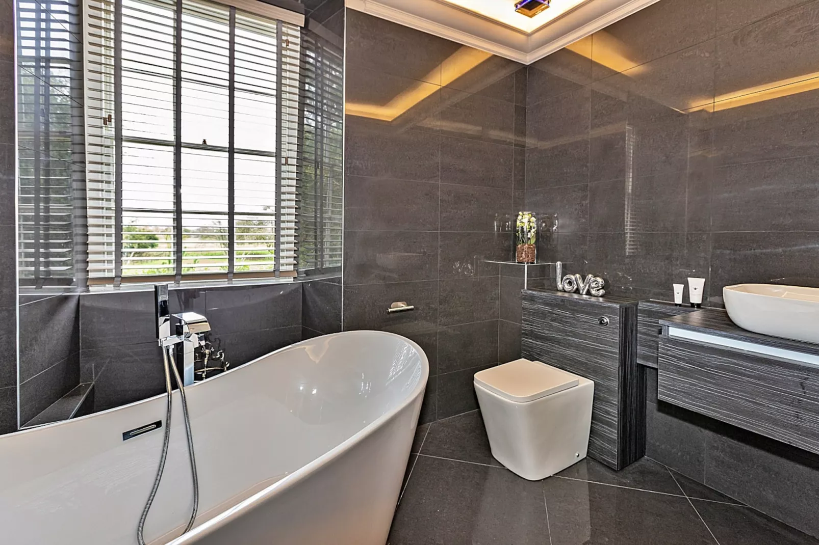 Ttich Manor Retreat-Bathroom