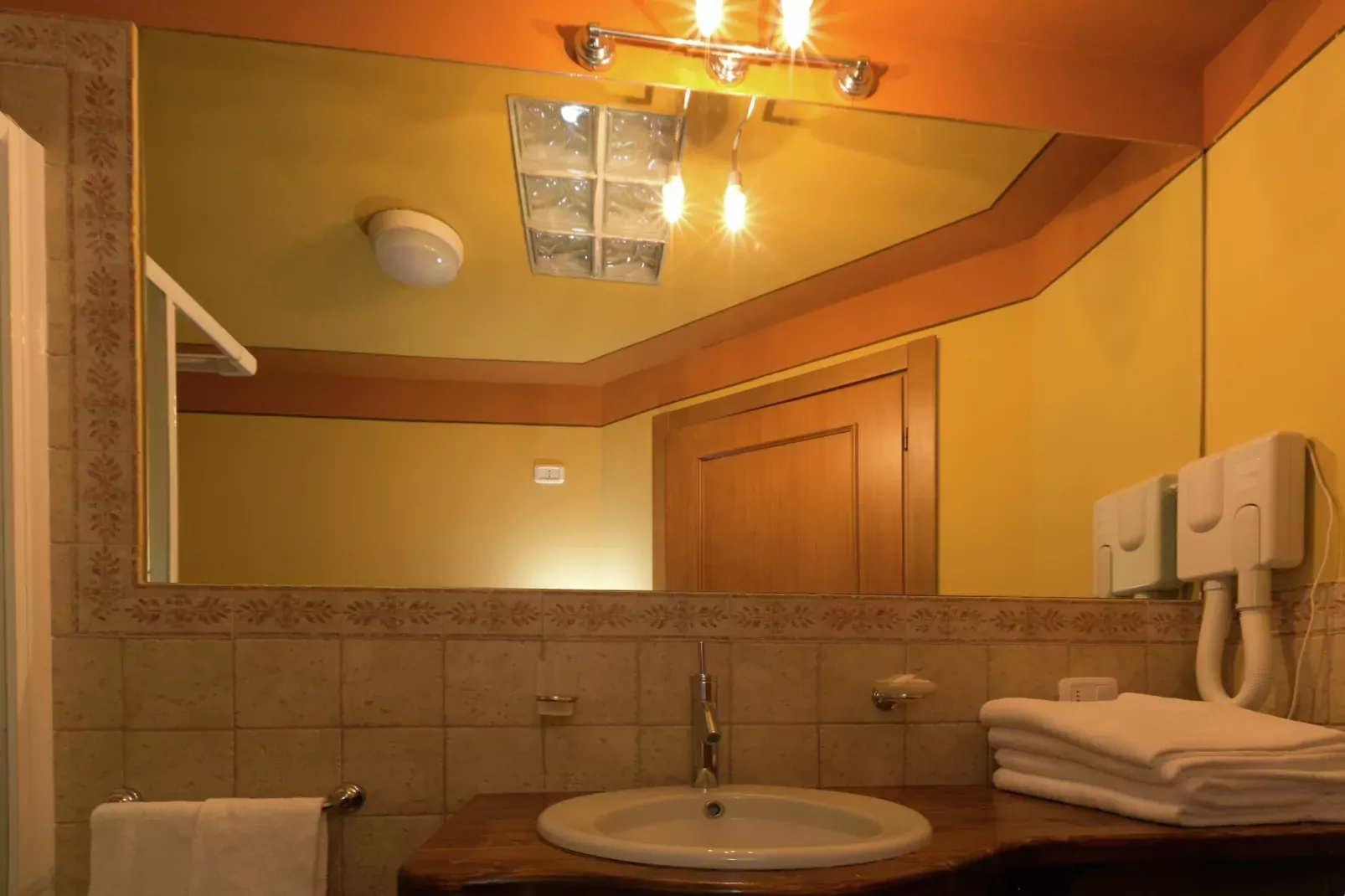 Laurento-Bathroom