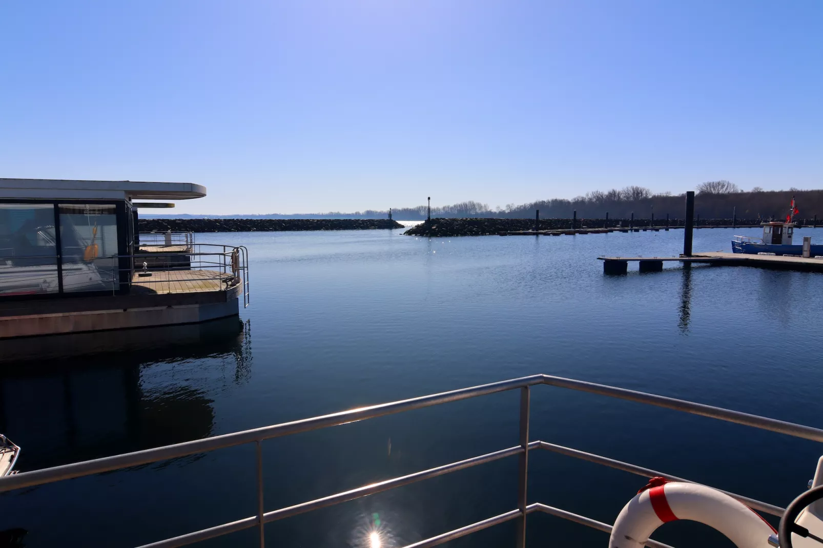 Hausboot Family & Friends mit Hund LP 10 / 1-2 Personen-View winter
