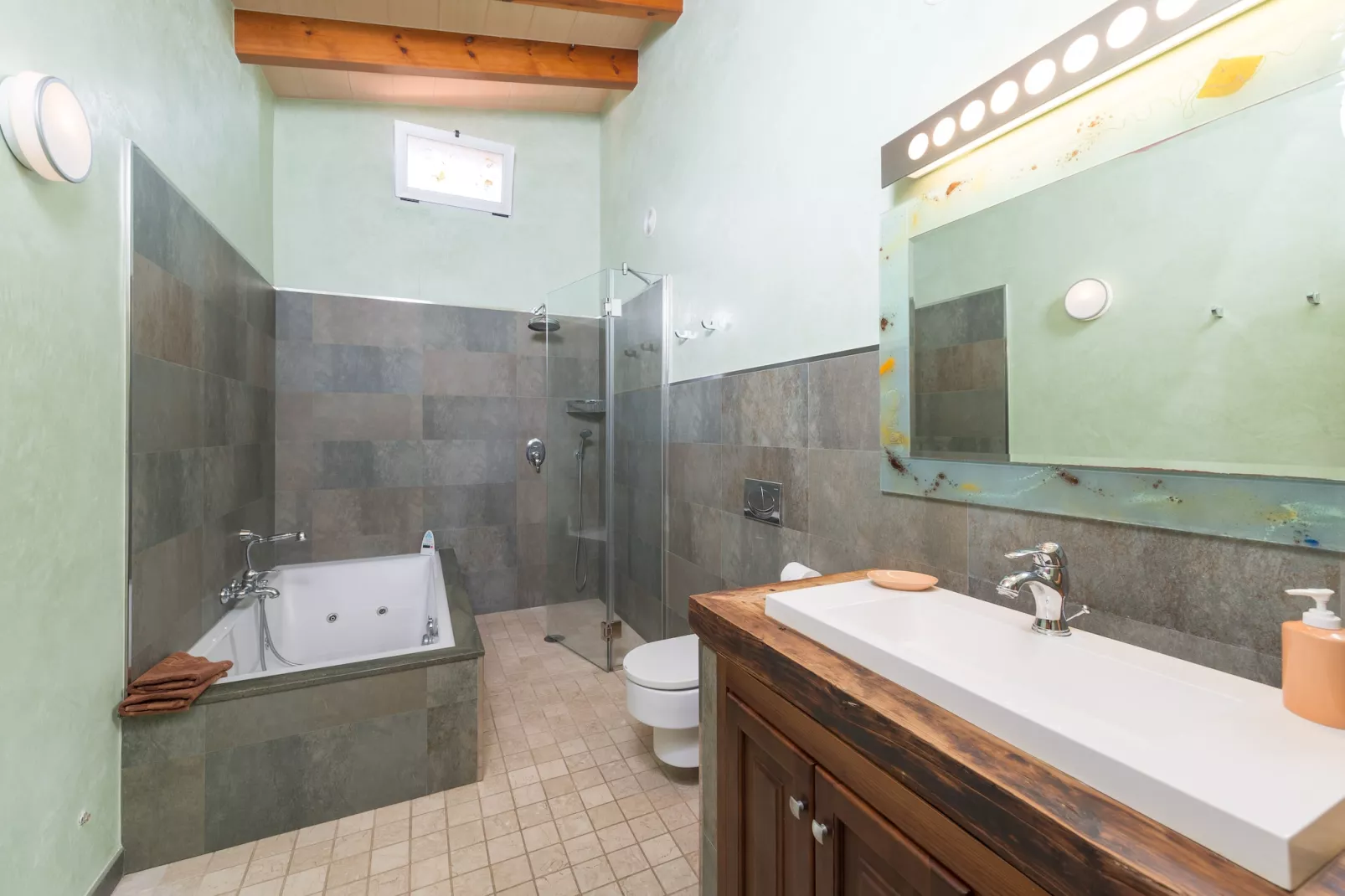 Son Frau-Bathroom