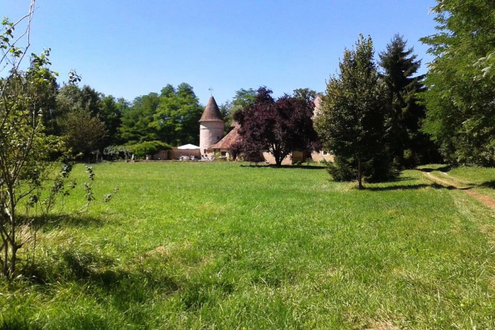 LE VIEUX CHATEAU-Gärten Sommer