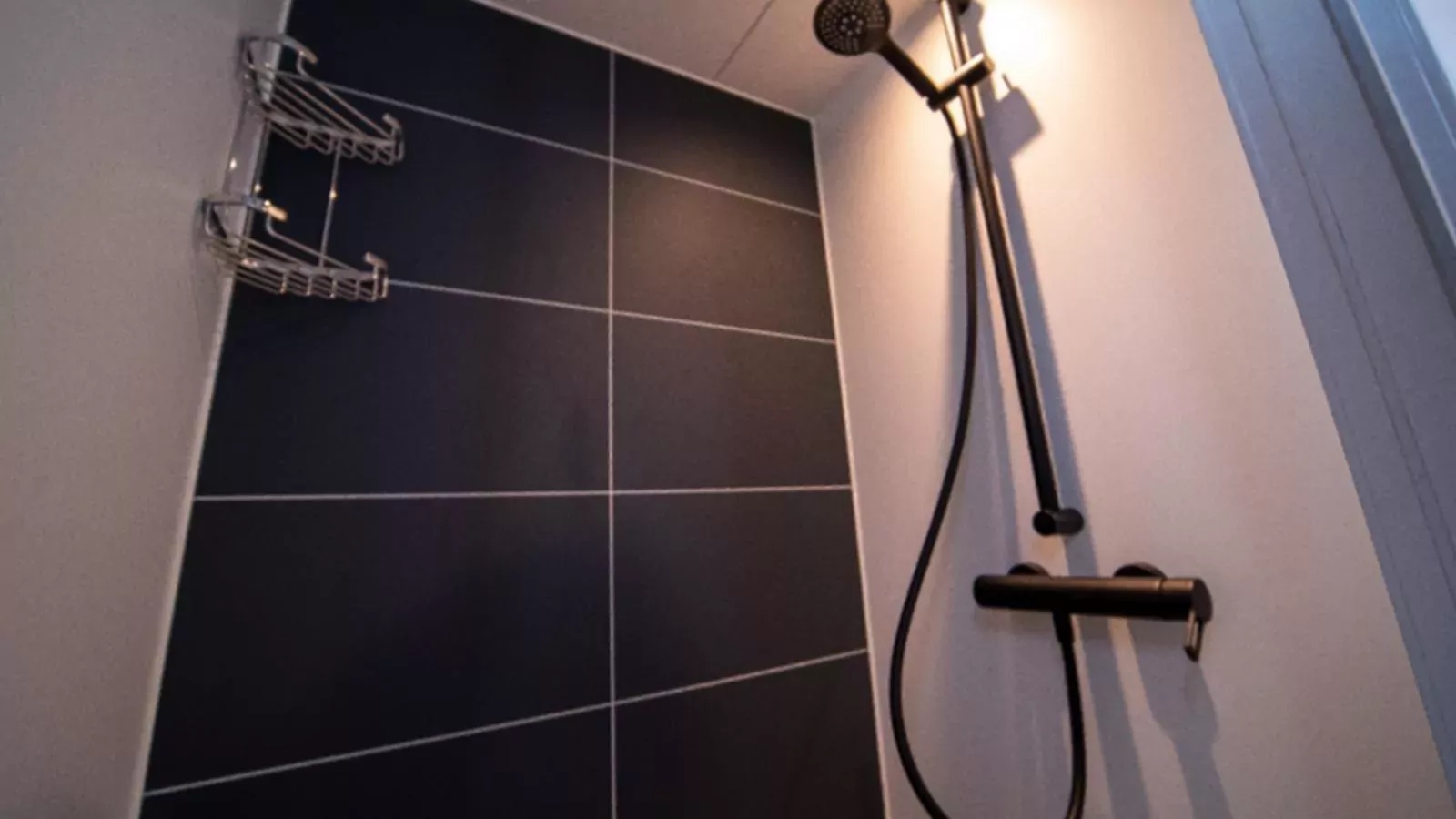 Floating in Heeg-Bathroom