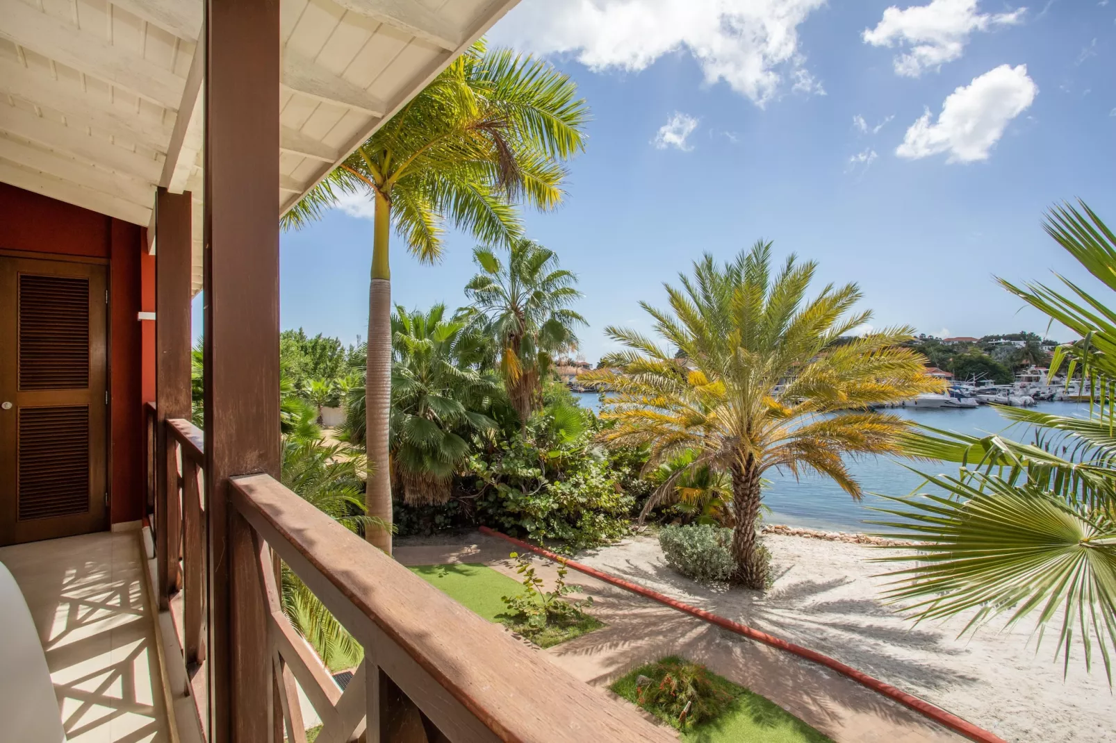 Spanish Water Apartment-Gardens summer