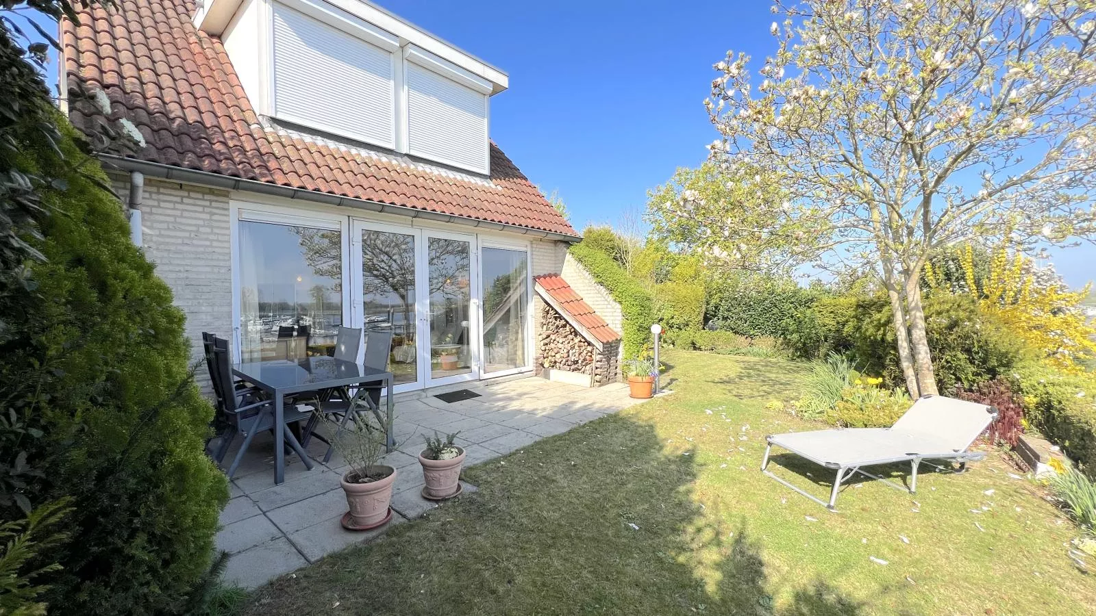 Aan de oever-Exterior summer