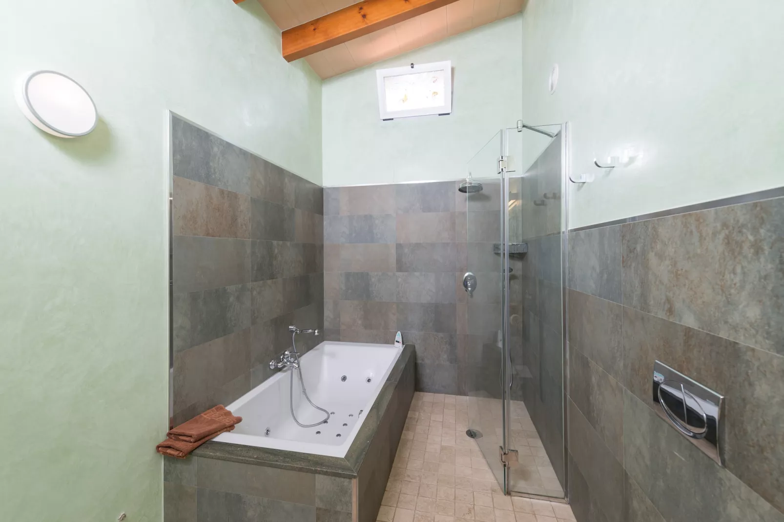 Son Frau-Bathroom